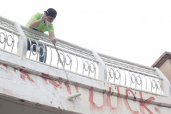 Jóvenes de Culiacán quitan graffiti de las calles de la ciudad