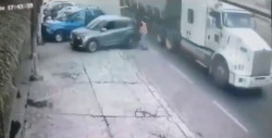 Video: conductor imprudente se estaciona en la banqueta y termina matando a un músico
