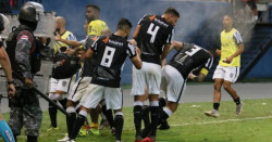 Policía ataca con gas pimienta a jugadores en Brasil para proteger a árbitros