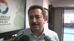 Aarón Rivas tiene acercamiento con el PAN