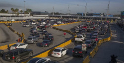 México y Estados Unidos acuerdan mantener cerrada la frontera un mes más