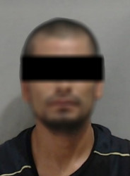 Detienen a dos supuestos ladrones saliendo del local comercial con objetos en mano