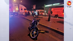 Embiste tráiler a dos motocilistas en Mazatlán