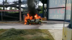 Se incendia automóvil por la Avenida Marina