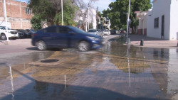 Fugas de drenaje por la calle Corona