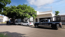 Le niegan el servicio en diferentes hospitales y muere en un domicilio particular