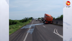 Vuelca pipa y derrama combustible en la Mazatlán- Culiacán