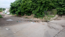 Arroyo en malas condiciones y montones de tierra sobre la calle Francisco Mujica