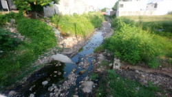 Arroyo lleno de basura y sin protecciones sobre la calle bahía de Topolobampo