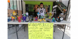 Mario vende sus juguetes para comprar una tablet y poder estudiar