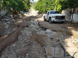 Rehabilitan calle Naranjos de la colonia Renato Vega Amador