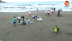 Comerciantes limpian la playa