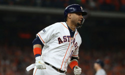 Yuli Gurriel firma otro año con los Astros