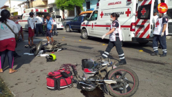 Se estrellan de frente dos motociclistas