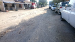 Sin banquetas la calle Arnulfo Rodríguez en Las Cucas
