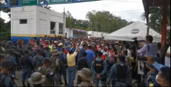 Tres mil migrantes hondureños inician nueva caravana y México anuncia 10 años de cárcel si entran sin medidas