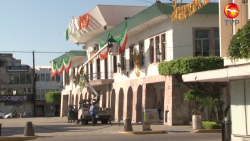 Retiran adornos patrios del Ayuntamiento