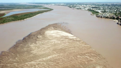 Río Paraguay se acerca a bajada histórica y descubren restos de un volcán
