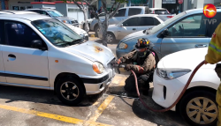 Se incendia automóvil en plaza comercial
