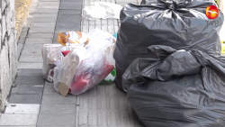 Basura obstruye guía podo táctil