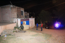 Trata de huir por sus  agresores, pero finalmente  es alcanzado y asesinado
