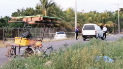 Muere adulto mayor tras choque de automóvil y motocicleta