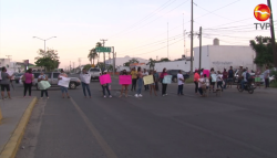 Cierran Carretera Internacional, protestan por la detención de una persona