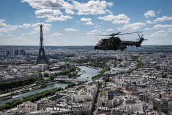 Macron pone bajo toque de queda a París y a otras ocho ciudades por la COVID