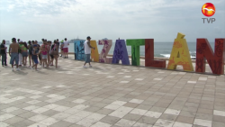 Familia vacaciona en Mazatlán sin medidas sanitarias