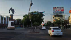 Dañada la infraestructura del semáforo sobre la avenida Álvaro obregón