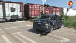 ¡Trenazo en Cerritos! Conductora intentó ganarle el paso al tren