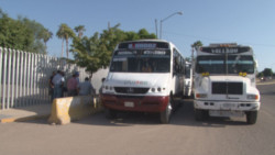 Se manifiestan transportistas, señalan no son tiempos para descuento a usuarios de la tercera edad