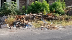 Basurero sobre la banqueta en la colonia 5 de mayo