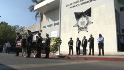 Realizan homenaje póstumo a policía caído el sábado por la noche