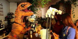 En esta cafetería te atiende un dinosaurio