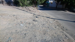 Con piedra suelta y desnivelada la calle Manuel de la Peña