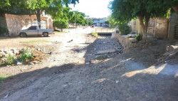 Arroyo con basura en la calle mina magistral