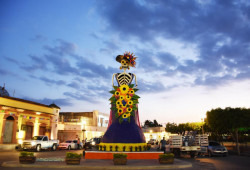Rosario ya tiene a su catrina de 12 metros