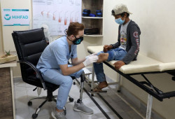 Un sirio al que la guerra le robó una pierna ayuda a otros a caminar