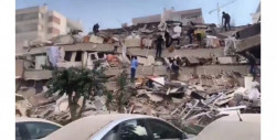 Video: captan edificio derrumbándose en Grecia y tsunami en Turquía por sismo de 6.8 grados