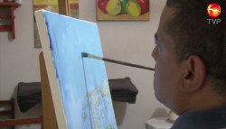 Gabriel realiza arte con la boca