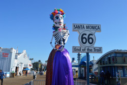 Las Catrinas gigantes de un artista mexicano brillan en California