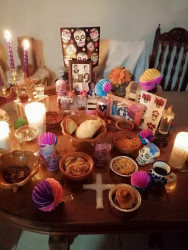 Recordar a los difuntos y colocar un altar es un apoyo en el proceso de duelo