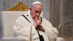 El papa recuerda hoy a quienes murieron por el coronavirus en soledad