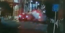 Captan a automovilista de CDMX que se brinca un tope a exceso de velocidad y arrolla a motociclista