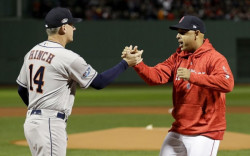 AJ Hinch y Alex Cora cumplen sanción