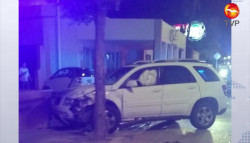 Camioneta se impacta contra un árbol en la Zona Dorada