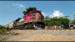 Muere motociclista arrollado por el tren