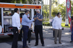 Recibe Gobierno de Sinaloa camión de bomberos de reacción rápida