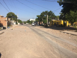 Tierra acumulada en calle Rafael Martínez genera riesgo de accidentes